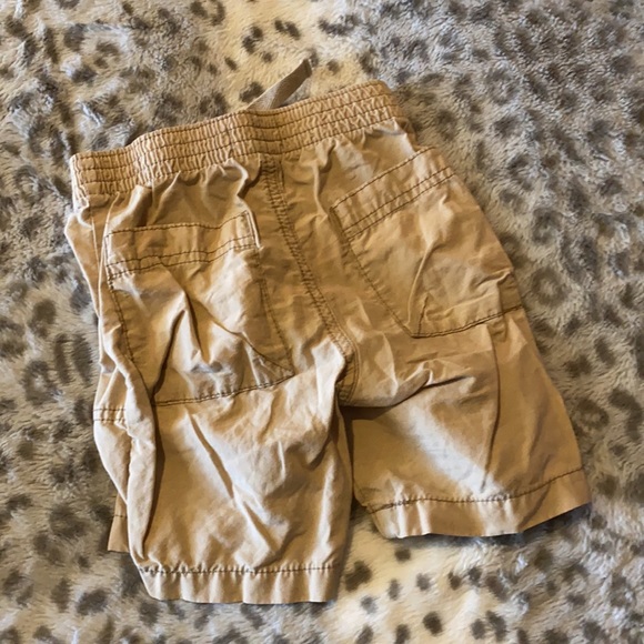 2t old navy khaki shorts - Picture 2 of 3